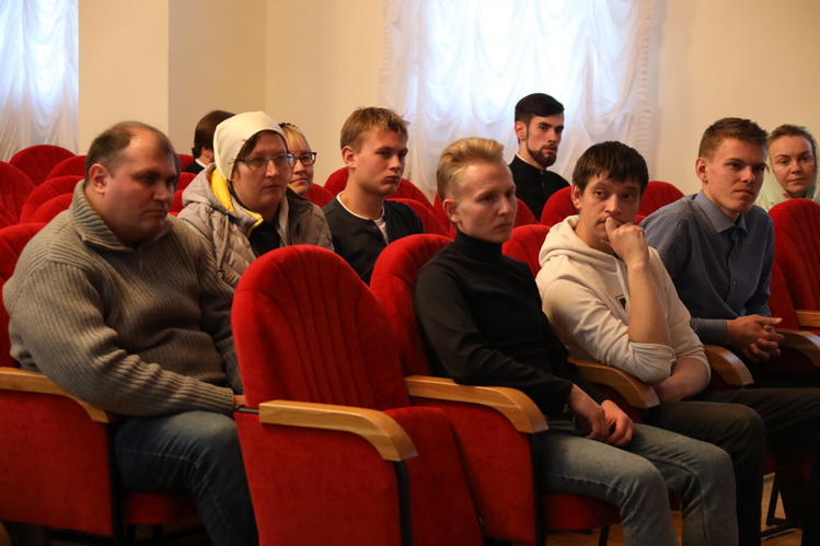 13 октября митрополит Саранский и Мордовский Зиновий встретился с молодежью
